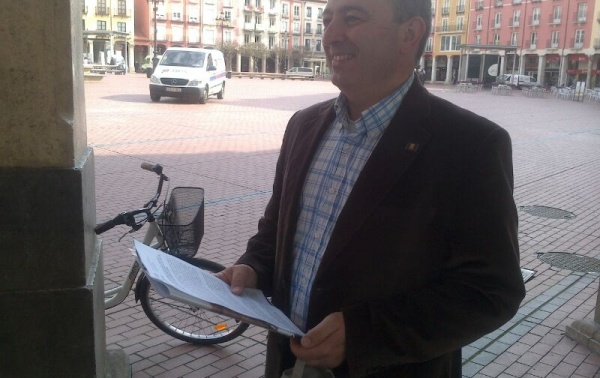 Luis Marcos acudió al Ayuntamiento de Burgos a registrar el escrito 